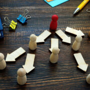 Ein hierarchisches System wird mit Spielfiguren dargestellt.