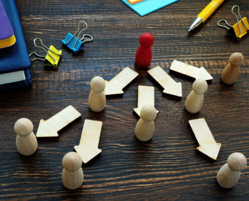Ein hierarchisches System wird mit Spielfiguren dargestellt.